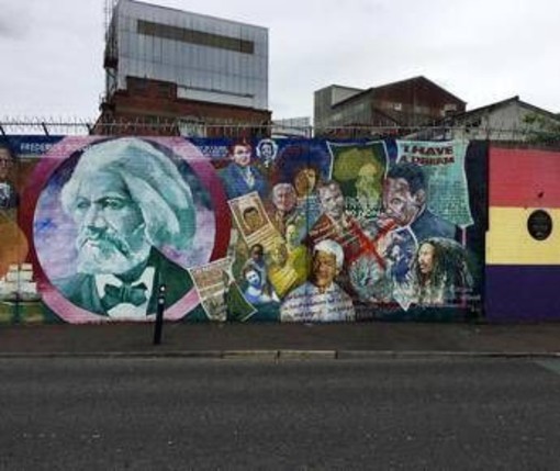 Proteste anti-migranti a Belfast, disordini e case bruciate nella notte Proteste anti-migranti a Belfast, disordini e case bruciate nella notte
