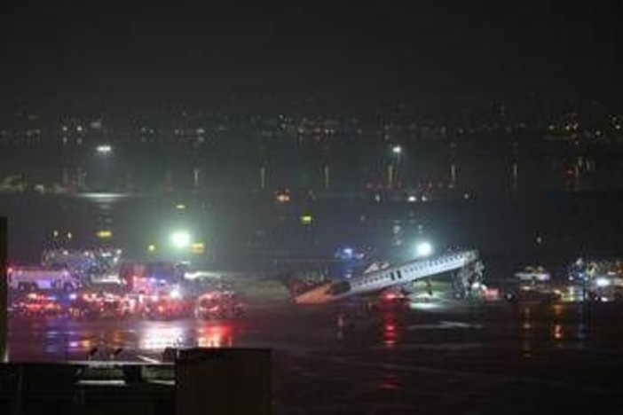 Incidente all'aeroporto LaGuardia di New York, aereo in fase di atterraggio si scontra con un veicolo: morti pilota e copilota Incidente all'aeroporto LaGuardia di New York, aereo in fase di atterraggio si scontra con un veicolo: morti pilota e copilota