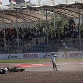 Aprilia, scintille tra Bezzecchi e Fernandez: dalle polemiche al duello in pista poi Bez si prende la vittoria