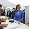 Kate Middleton a Wimbledon, a sorpresa la principessa vende i biglietti agli spettatori in fila Kate Middleton a Wimbledon, a sorpresa la principessa vende i biglietti agli spettatori in fila