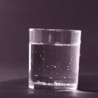 Monza, al bar chiede acqua ma gli servono soda caustica: cliente in ospedale