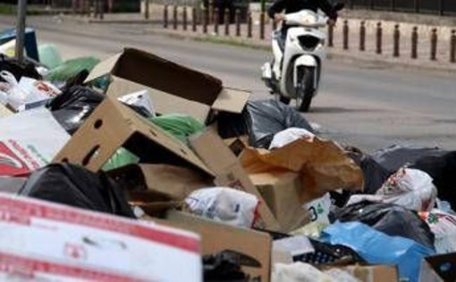 Per chi getta rifiuti dall'auto rischio arresto e multe fino a 18.000 euro: le nuove norme