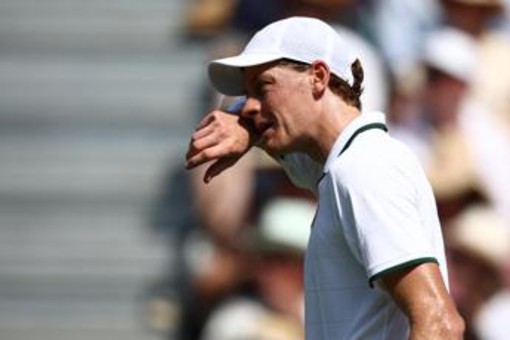 Sinner, ghiaccio sulla testa e gilet refrigerante: allarme caldo a Wimbledon Sinner, ghiaccio sulla testa e gilet refrigerante: allarme caldo a Wimbledon