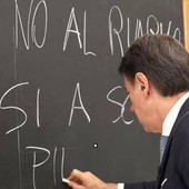 Conte a scuola, il messaggio contro il riarmo: c'è un errore alla lavagna