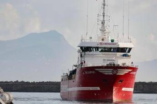 Life Support di Emergency salva 50 migranti: "Su barcone anche sette morti" Life Support di Emergency salva 50 migranti: "Su barcone anche sette morti"