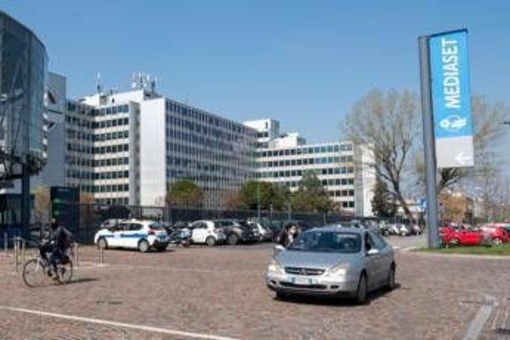 Milano, 27enne precipita da palazzina Mediaset a Cologno Monzese: è gravissima