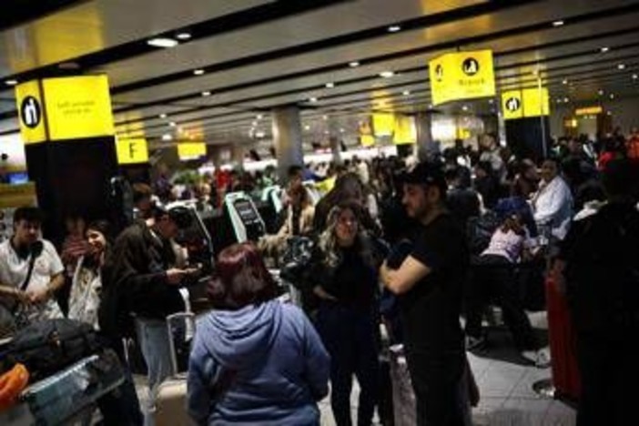 Caos voli nel Regno Unito, il bilancio: oltre 1.000 cancellati per un guasto tecnico Caos voli nel Regno Unito, il bilancio: oltre 1.000 cancellati per un guasto tecnico