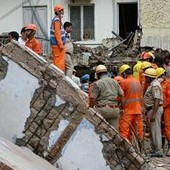 India, 6 morti in crollo edificio a Nuova Delhi: si continua a scavare tra le macerie