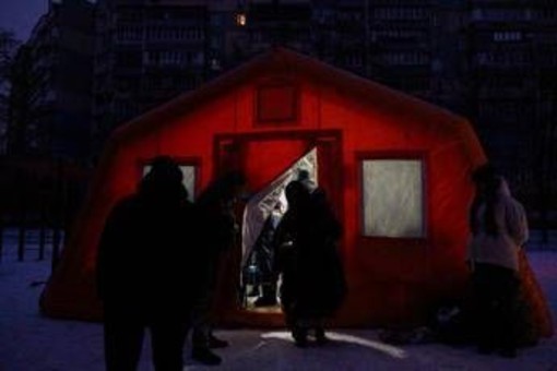 Ucraina, ondata di droni russi su Kiev: proseguono stop a corrente Ucraina, ondata di droni russi su Kiev: proseguono stop a corrente