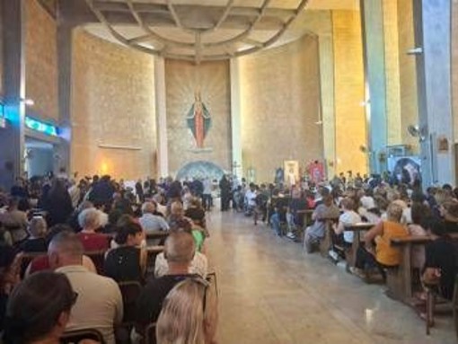 Lorena Isceri, folla ai funerali a Squinzano: "Qui per prenderci un pezzo del dolore di questa famiglia" Lorena Isceri, folla ai funerali a Squinzano: "Qui per prenderci un pezzo del dolore di questa famiglia"