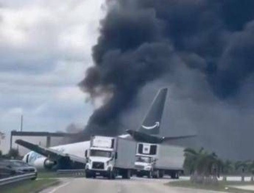 Aereo Boeing 767 cargo di Amazon esce di pista, si schianta e prende fuoco a Miami Aereo Boeing 767 cargo di Amazon esce di pista, si schianta e prende fuoco a Miami