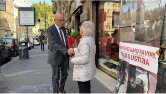 70enne sotto sfratto si 'accampa' a via Arenula, Sisto la incontra: &quot;Verifiche sul caso&quot;