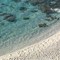 Niente ombrellone se hai tra 10 e 65 anni, il mondo guarda la Sardegna. E la regola divide turisti e ambientalisti
