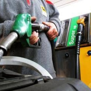 Carburanti, diesel e benzina sempre più cari: fino a 12 euro in più per il pieno