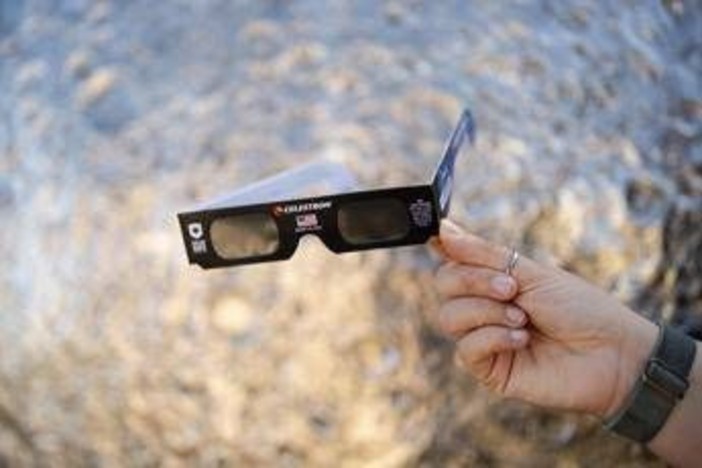 Eclissi, attenzione agli occhi: "Guardare il sole senza protezione può danneggiare le retina per sempre"