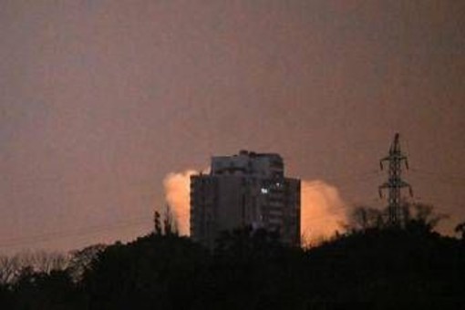 Ucraina, attacchi russi su Kiev: almeno due morti. Trump-Putin, nessun vertice per ora