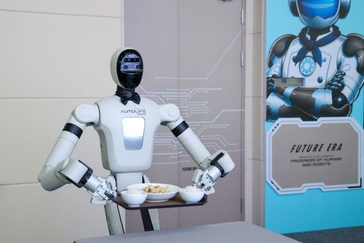 La Cina studia “100 standard” da applicare alla produzione di robot umanoidi