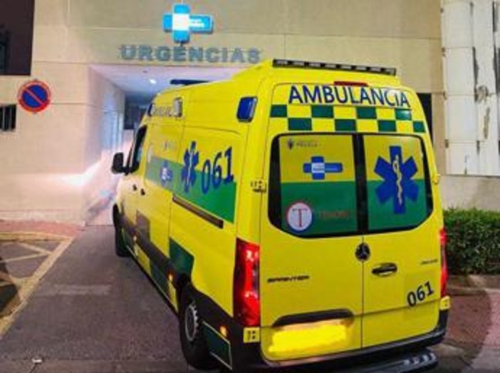 Guida un'ambulanza e lavora sei giorni al mese: "Guadagno 2300 euro"