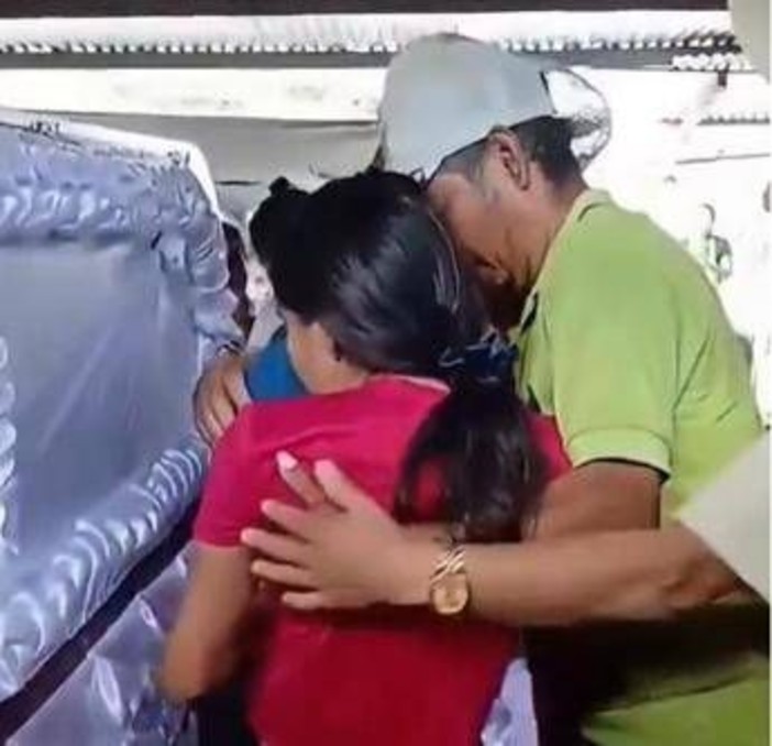 Si sveglia durante il funerale, ragazza di 15 anni 'resuscita' Si sveglia durante il funerale, ragazza di 15 anni 'resuscita'
