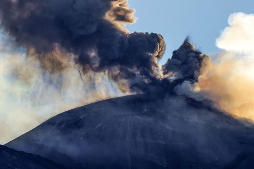 Prosegue eruzione Etna con cenere vulcanica, sospesi i voli in arrivo a Catania Prosegue eruzione Etna con cenere vulcanica, sospesi i voli in arrivo a Catania