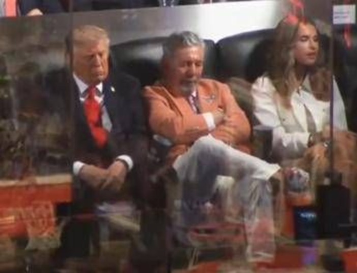 Trump e il pisolino alle Nba Finals, il video è virale: presidente nel mirino dei social Trump e il pisolino alle Nba Finals, il video è virale: presidente nel mirino dei social
