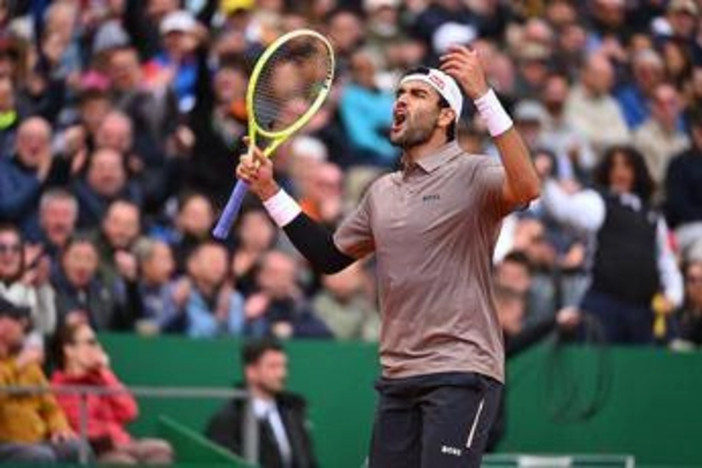 Berrettini, il mistero del biglietto caduto in campo: cos'è successo a Montecarlo