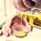 Olio extravergine d'oliva, difende cuore e cervello: tutte le proprietà Olio extravergine d'oliva, difende cuore e cervello: tutte le proprietà