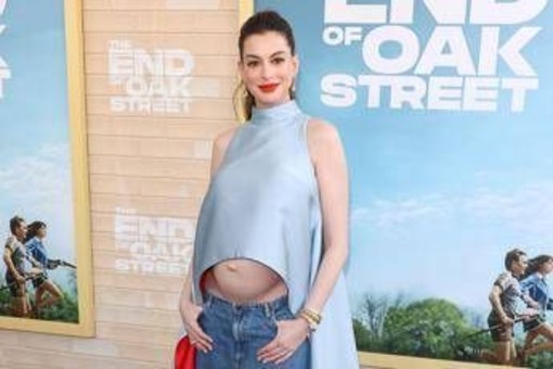Anne Hathaway mostra il pancione, è polemica. L'esperto: "La gravidanza non è una malattia"