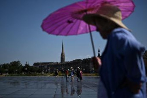 Caldo in Europa, in Italia 16 città in allerta. In Francia il giorno più caldo di sempre. Oms: "E' emergenza sanitaria" Caldo in Europa, in Italia 16 città in allerta. In Francia il giorno più caldo di sempre. Oms: "E' emergenza sanitaria"