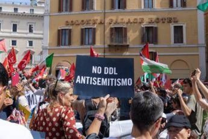 Ddl antisemitismo, legge in aula il 2 ottobre: Pd cerca sintesi, ma è bufera su bandiere di Hamas in piazza Ddl antisemitismo, legge in aula il 2 ottobre: Pd cerca sintesi, ma è bufera su bandiere di Hamas in piazza