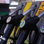 Carburanti, prezzi oggi in calo: sale solo la benzina in autostrada