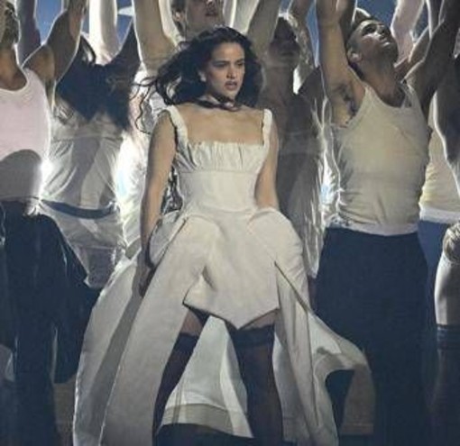 Rosalía sta male, interrotto concerto a Milano Rosalía sta male, interrotto concerto a Milano