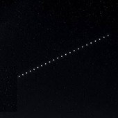 "Non è un aereo, non sono stelle", il 'treno di luci' in cielo: il mistero dell'8 agosto "Non è un aereo, non sono stelle", il 'treno di luci' in cielo: il mistero dell'8 agosto