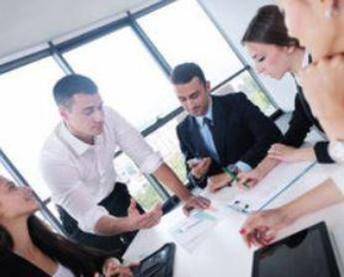 Giovani in fuga dall'Italia, sono 630mila tra il 2011 e il 2024: cosa dicono i dati del Cnel?