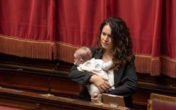 Legge elettorale, Barzotti in aula con il figlia piccola per seguire Conte