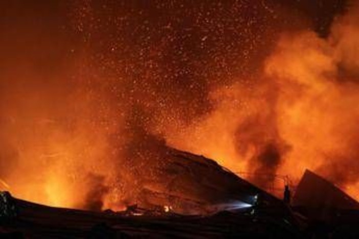 Ucraina ancora sotto attacco russo: raid su stazioni di servizio a Kiev, colpito mercantile a Odessa Ucraina ancora sotto attacco russo: raid su stazioni di servizio a Kiev, colpito mercantile a Odessa