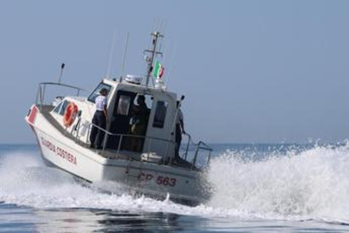Savona, coppia in difficoltà in acqua ad Andora: bagnino si tuffa per salvarli, ma muore insieme all'uomo