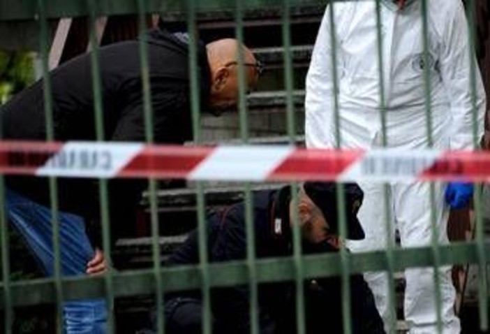 Trovato morto con ferite alla testa nell'androne di un palazzo, indagini a Napoli Trovato morto con ferite alla testa nell'androne di un palazzo, indagini a Napoli