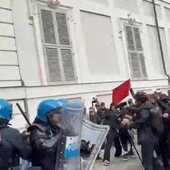 Torino, tensioni e scontri al corteo: lancio di oggetti e cariche della polizia