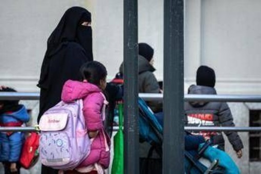 Stop a burqa e niqab a scuola, tetto del 30% agli stranieri in classe: il governo stringe sul dl, oggi in Cdm