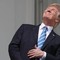 Trump, faccia a faccia con l'eclissi: occhi puntati al sole e niente occhiali