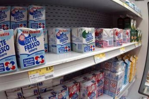 Nei supermercati è caccia ai prodotti scontati: il peso del caro vita sulla spesa degli italiani Nei supermercati è caccia ai prodotti scontati: il peso del caro vita sulla spesa degli italiani