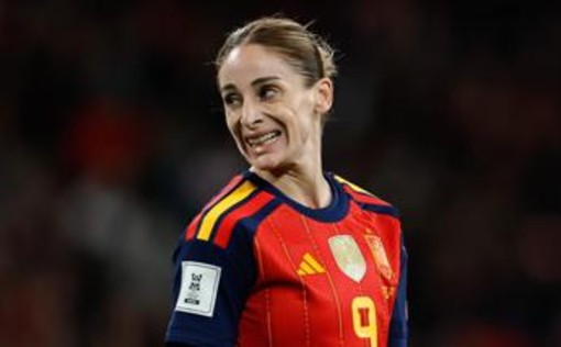 Va a giocare in Arabia, cancella dai social le foto di figlia e compagna: il 'caso' della calciatrice Esther Gonzalez