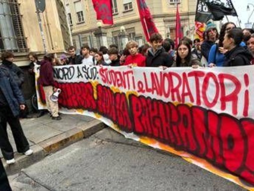 Torino, bidoni di letame rovesciati davanti al municipio prima del corteo per lo sciopero generale: il video