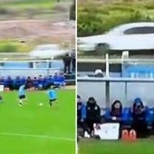 Fallo laterale, palla in autostrada e incidente: lo show del calcio in Uruguay Fallo laterale, palla in autostrada e incidente: lo show del calcio in Uruguay
