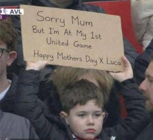 Festa della mamma... allo stadio, tifoso United: "Scusa, è la mia prima partita"