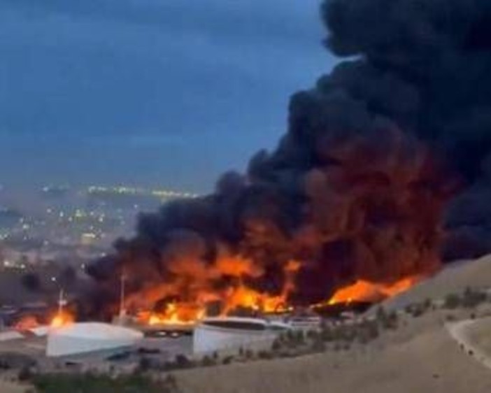 Iran, prezzo del petrolio supera 100 dollari. Trump si arrabbia con Israele per attacchi Iran, prezzo del petrolio supera 100 dollari. Trump si arrabbia con Israele per attacchi