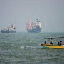 Iran, Pasdaran: "Tre petroliere contro mine nello Stretto di Hormuz, una è esplosa" Iran, Pasdaran: "Tre petroliere contro mine nello Stretto di Hormuz, una è esplosa"