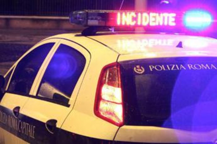 Incidente a Roma, scontro tra auto e moto su via Ostiense: un morto