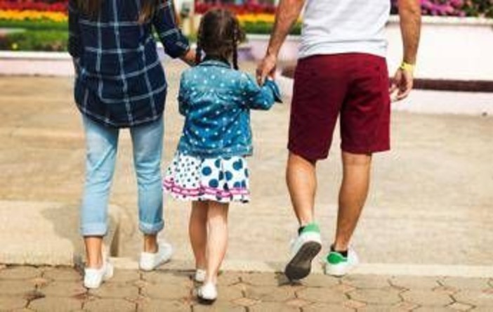 Famiglia Italia, Censis: meno figli e matrimoni, cresce l’età delle madri e le famiglie single
